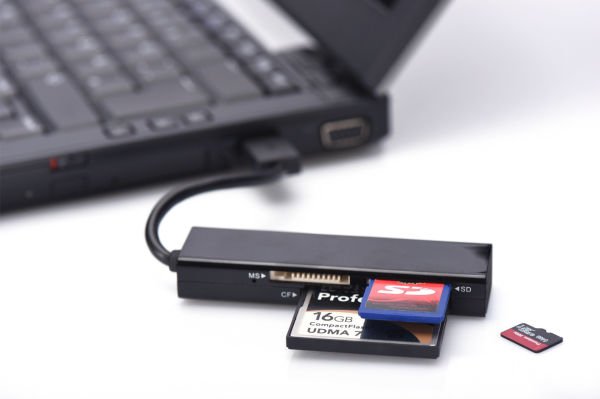 Ednet 4 port USB 3.0 Kart Okuyucusu, MS, SD, T-flash, CF hafıza kartları ile uyumlu, siyah renk
